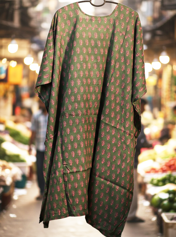 Elegant Green Kaftan with Pink Pattern – Comfortable & Chic