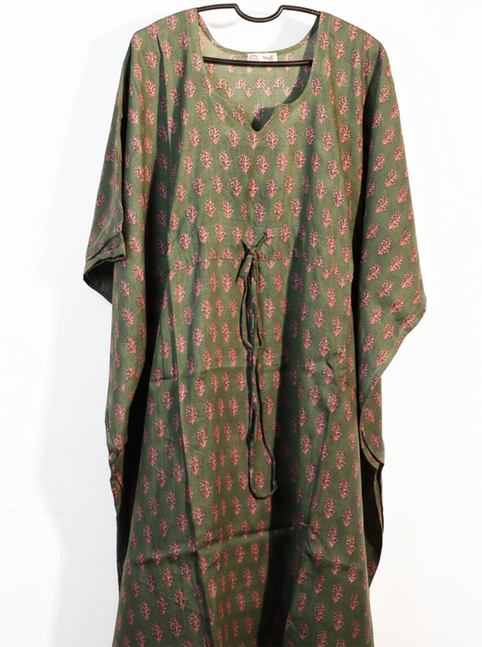 Elegant Green Kaftan with Pink Pattern – Comfortable & Chic