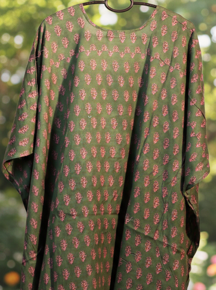 Elegant Green Kaftan with Pink Pattern – Comfortable & Chic